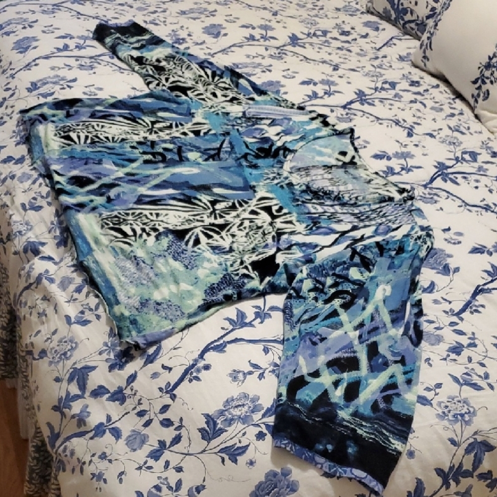CURATED BY RUA'H KIBRIYA: Abstract Blue/Black/Green/White Long-Sleeve V-Neck Top